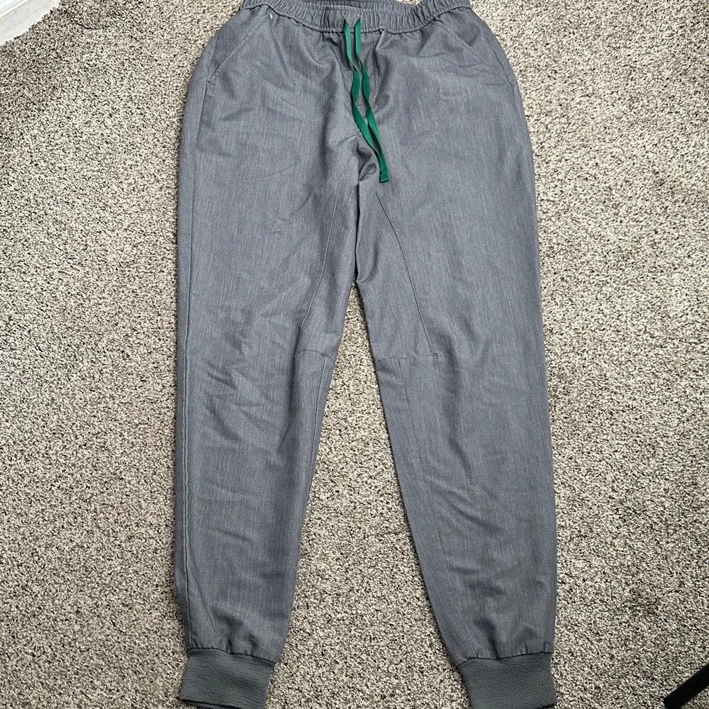 Figs Tansen Gray scrub Jogger Pants with Green Drawstring size MT